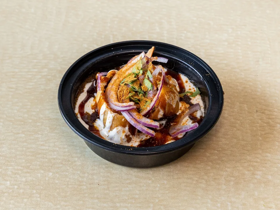 Samosa chaat with chickpeas, yogurt and tamarind
